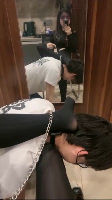 套路直播视频【暴揍小溪】双S-艺校女神黑丝袜踩奶狗/喂酸奶【双视角完整版】bf26761_绳艺库视频下载