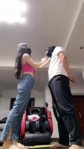 套路直播视频【苏州十三姨】双S牛仔裤艺术踢裆虐废狗/手铐反绑/踹头 bf26559_绳艺库视频下载