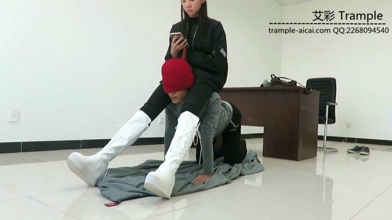 00后天使女主白长靴骑坐贱狗，膝盖跪压贱狗身体！_绳艺库视频下载