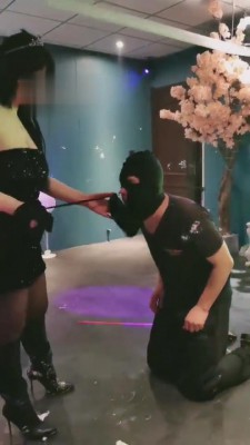 【傲雪】醉酒后酒吧公开处刑贱狗 bf4673_绳艺库视频下载