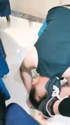 【千寻】饭店玩狗-漱口水喝/丝袜泡茶/踩踏鞋底喂食 bf28348_绳艺库视频下载