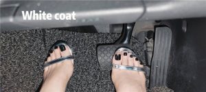 春节档：双机位邻居家小姐姐玛卡碎花裙高跟凉鞋美甲羞辱桌底下贱狗 YC-230126-4_绳艺库视频下载