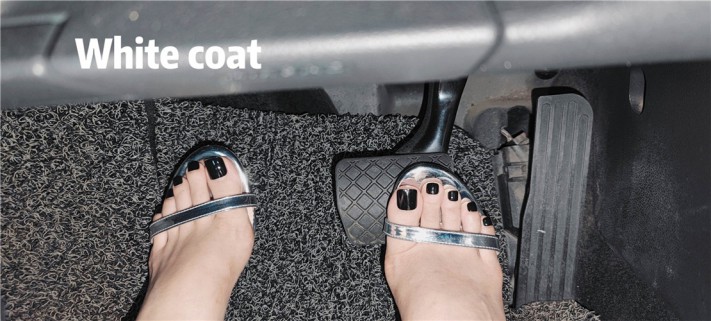 春节档：双机位邻居家小姐姐玛卡碎花裙高跟凉鞋美甲羞辱桌底下贱狗 YC-230126-4_绳艺库视频下载