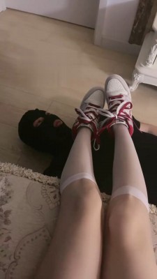 【甜心】运动鞋白丝恋足调 bf18015_绳艺库视频下载