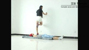 超漂亮天依女主运动鞋下的贱狗！_绳艺库视频下载