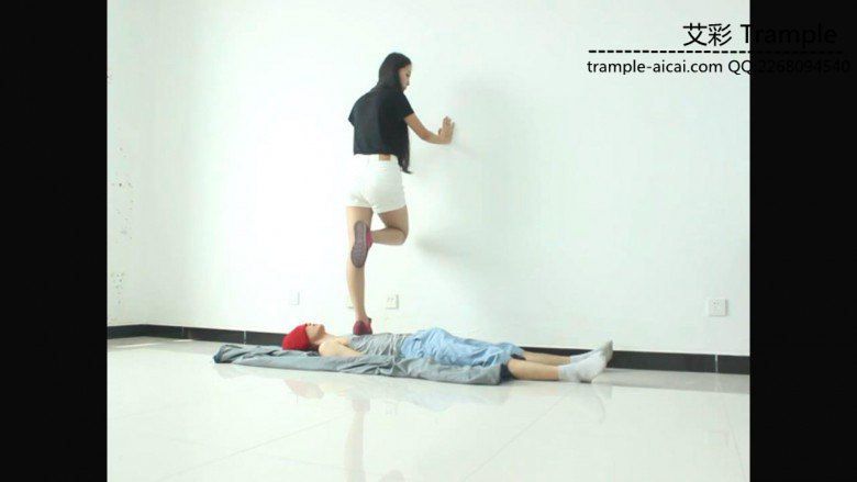 超漂亮天依女主运动鞋下的贱狗！_绳艺库视频下载