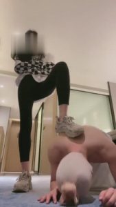 【弯弯小阿姨】小白鞋船袜虐路边捡到的野狗 bf3915_绳艺库视频下载