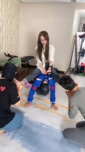 【领主老大】马背上强制双狗舔脚 bf8130_绳艺库视频下载