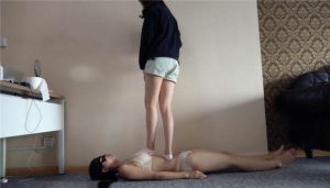 棉袜帆布鞋践踏调教母狗_绳艺库视频下载