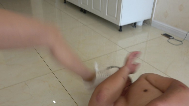 超脏小白鞋，白棉袜艺术羞辱猪头_绳艺库视频下载