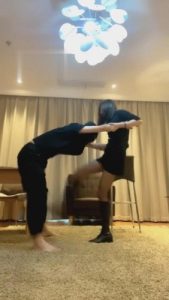 【乔皙】精神小妹长靴黑丝重度踢踹 bf2090_绳艺库视频下载