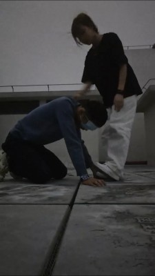 【小亿】阳台素人调-小白鞋超臭白棉袜强迫狗闻舔【完整版】bf26891_绳艺库视频下载