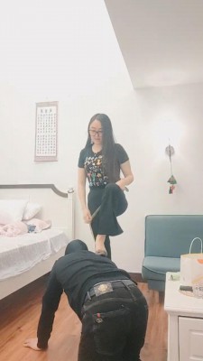 【香香小公举】和素人表姐玩狗-鞭打/脚喂食酸奶 bf20238_绳艺库视频下载