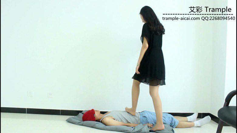 超模天星女主肉丝袜玩弄践踏贱狗头部下体！_绳艺库视频下载