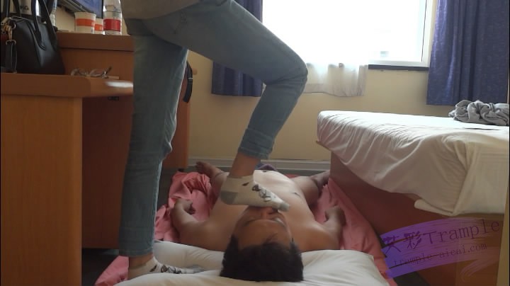 牛仔裤白棉袜踩祈祷哥的_绳艺库视频下载