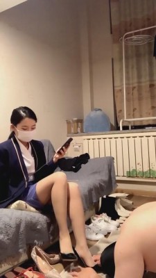 【晨晨】摄影师踢裆踩踏喂食 G-210830-17_绳艺库视频下载