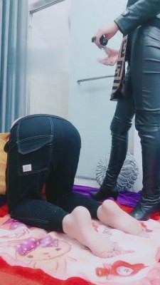 【安静】重度踩踏-鞭打-圣水贱狗 bf4650_绳艺库视频下载