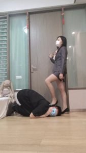 套路直播视频【梵高S】开发银行小姐姐踩踏碾压【双视角版】 bf24372_绳艺库视频下载