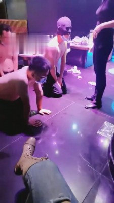 【小拽主人】推荐-ktv群调轮流钻胯圣水坐脸 bf1023_绳艺库视频下载