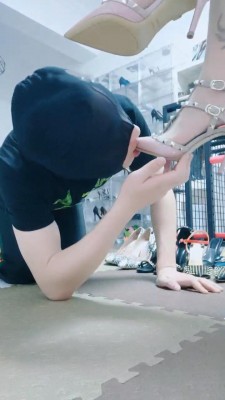 【睸娘】极度羞辱/舔各种高跟鞋 bf11795_绳艺库视频下载