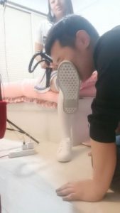 套路直播视频【明明】舔闻小白鞋过膝袜/踩踏喂食 bf24354_绳艺库视频下载