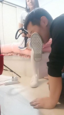 套路直播视频【明明】舔闻小白鞋过膝袜/踩踏喂食 bf24354_绳艺库视频下载