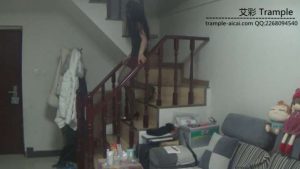 黑丝高跟靴子踩气球_绳艺库视频下载