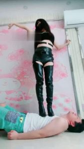 【兔粉粉】皮靴全体重踩踏跳舞 bf21681_绳艺库视频下载