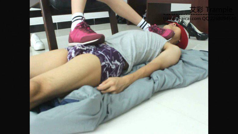 00后女主运动鞋，运动棉袜践踏贱狗下体让贱狗闻舔！_绳艺库视频下载