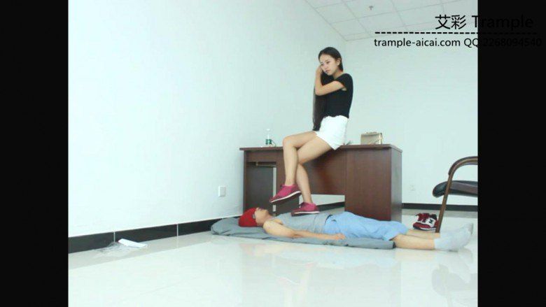 超漂亮老师天依女主运动鞋践踏贱狗头部身体！_绳艺库视频下载