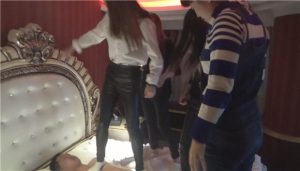 4位小美女白色棉袜踩踏闷昏_绳艺库视频下载