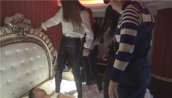 4位小美女白色棉袜踩踏闷昏_绳艺库视频下载