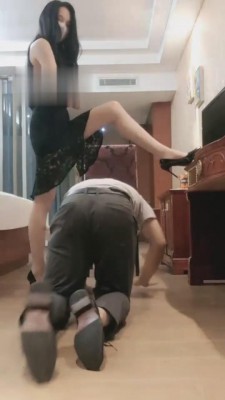 【弯弯小阿姨】女上司训斥下属-羞辱钻胯 bf1965_绳艺库视频下载