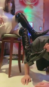 【小劳拉】KTV皮靴踢裆/强制圣水 bf7171_绳艺库视频下载