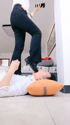 【小贱mt】素人-皮鞋踩踏/黑丝超强窒息【双视角版】 JS23041910_绳艺库视频下载