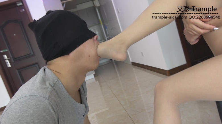 冷柔高跟丝袜脚深喉_绳艺库视频下载