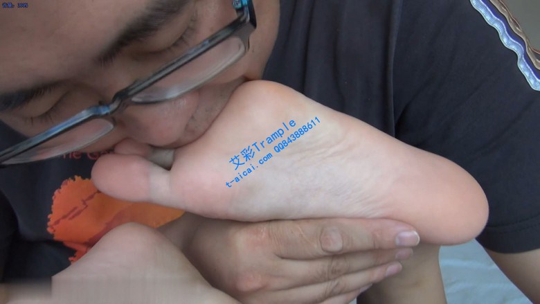 眼镜男舔嫩脚_绳艺库视频下载