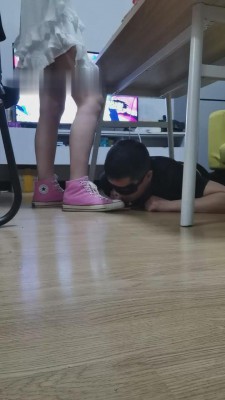 【文文文】桌底舔素人脏鞋 bf14275_绳艺库视频下载