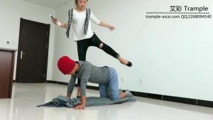 冰冰女主跨步羞辱骑乘贱狗！_绳艺库视频下载