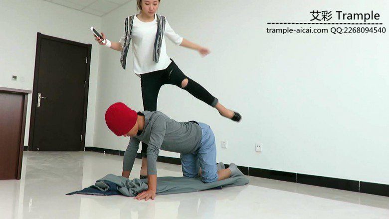 冰冰女主跨步羞辱骑乘贱狗!_绳艺库视频下载