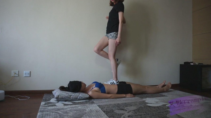 『小妮女女』白袜脏运动鞋践踏女毯子_绳艺库视频下载