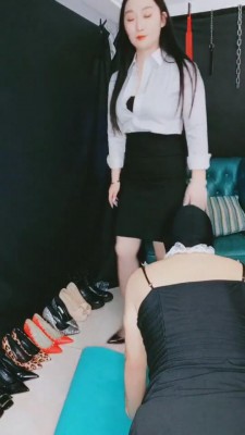 【思思】家奴来清洁主人的一堆高跟鞋和带泥巴的鞋底 bf2956_绳艺库视频下载