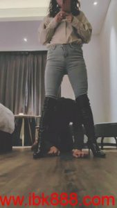 【飞扬女王】长靴御姐S碾压地毯 bf23561_绳艺库视频下载