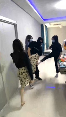 【精神小妹】5S素人学生主群殴-轮流爆踹踩踏/原味羞辱 bf28360_绳艺库视频下载