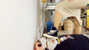 【婧児小主】晓G帆布鞋脏白袜踩头踩脖子 踩踹审讯最后裁断囚犯脖子! YC-220516-4_绳艺库视频下载