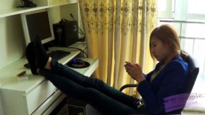 黑冰女王黑色棉袜脚踏人面脚垫_绳艺库视频下载