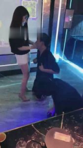 【风吟女神】KTV调双M/圣水/耳光/高跟踩踏/拧耳朵【双视角版】bf14233_绳艺库视频下载