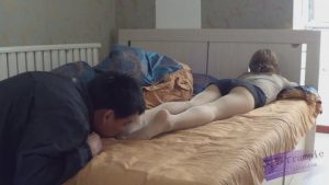 偷闻老婆一个月没洗的臭丝袜后被发现沦为老婆的脚奴_绳艺库视频下载