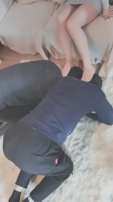 【巴莉女王】闻丝袜脚踩狗脖子 bf8030_绳艺库视频下载