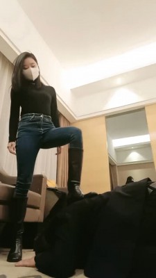 套路直播视频【御神】长靴全体重踩踏/转胯遛狗/闻舔原味白袜脚 bf26432_绳艺库视频下载